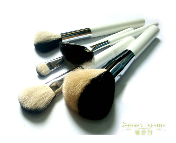 如何根據(jù)季節(jié)變化或妝容趨勢，更新成套化妝刷的配置？